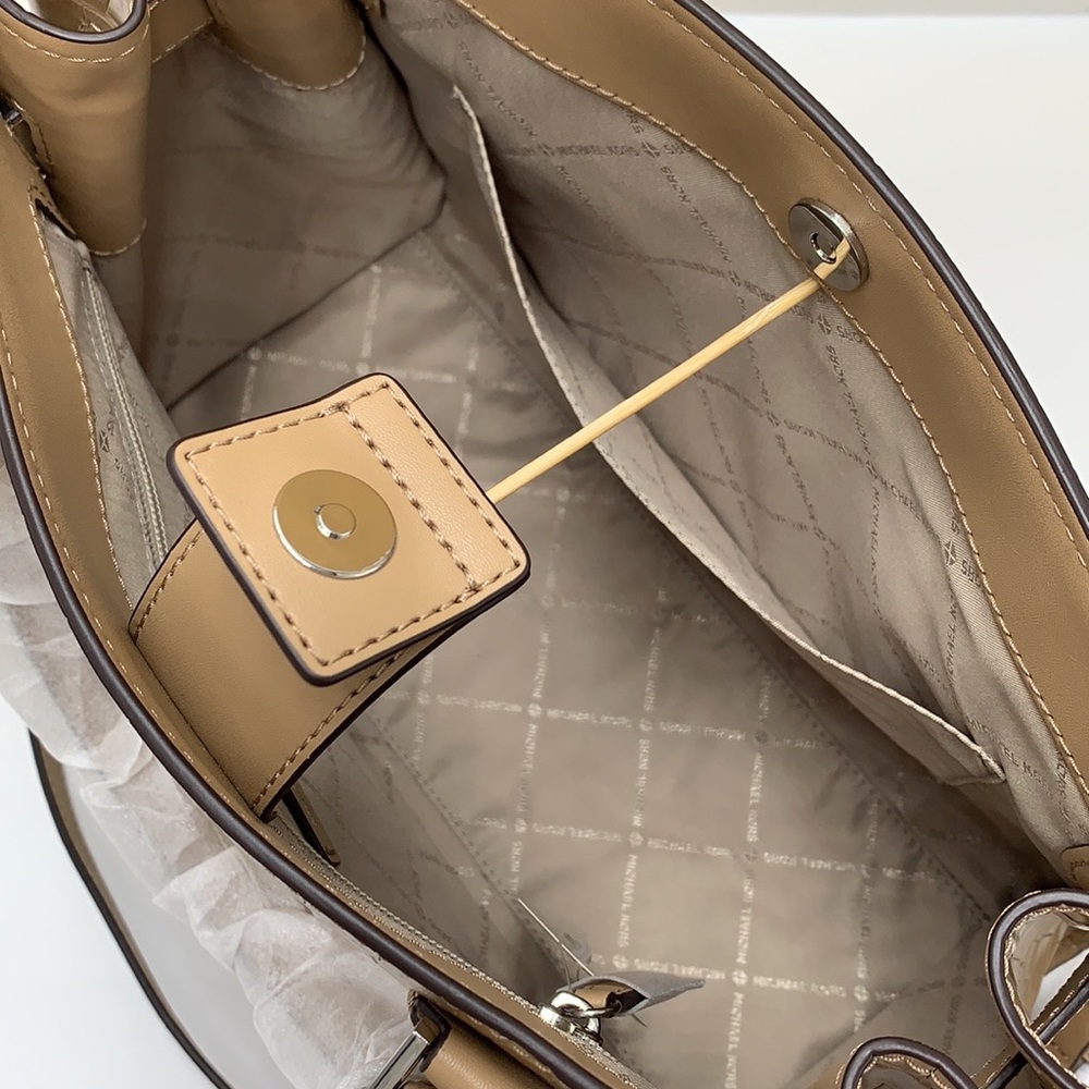 Michael Kors Hamilton Medium
Satchel Crossbody Croc Embossed
CAMEL COLOR - Picture 10 of 15